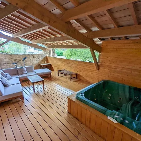 Hébergement de vacances Avec Piscine Chauffée, Jacuzzi Et Jardin Privé - Fr-1-653-156