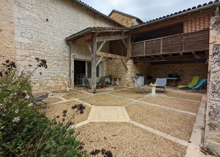 Avec Piscine Chauffee, Jacuzzi Et Jardin Prive - Fr-1-653-156 Charras