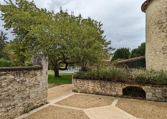 Avec Piscine Chauffee, Jacuzzi Et Jardin Prive - Fr-1-653-156 * Charras