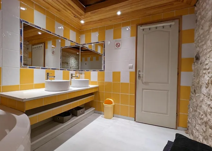 Avec Piscine Chauffee, Jacuzzi Et Jardin Prive - Fr-1-653-156 펜션 Charras